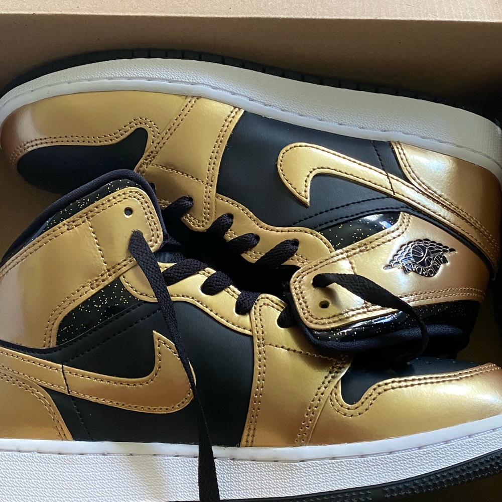 Nike Jordan’s size 6 youth(7.5 woman’s, 6 men’s)